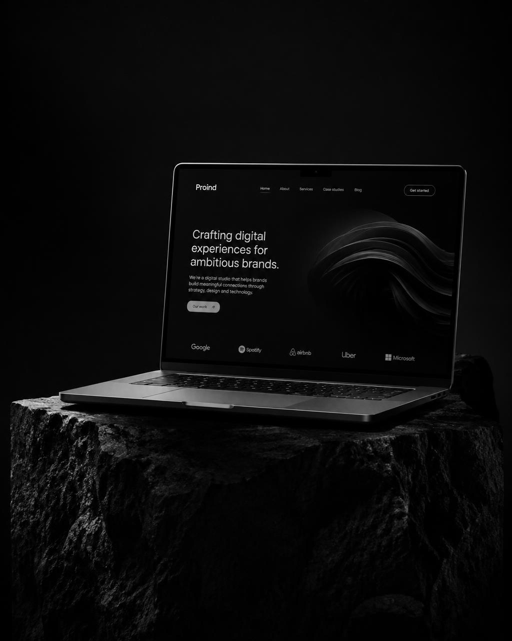 Laptop med hemsida på stenpiedestal