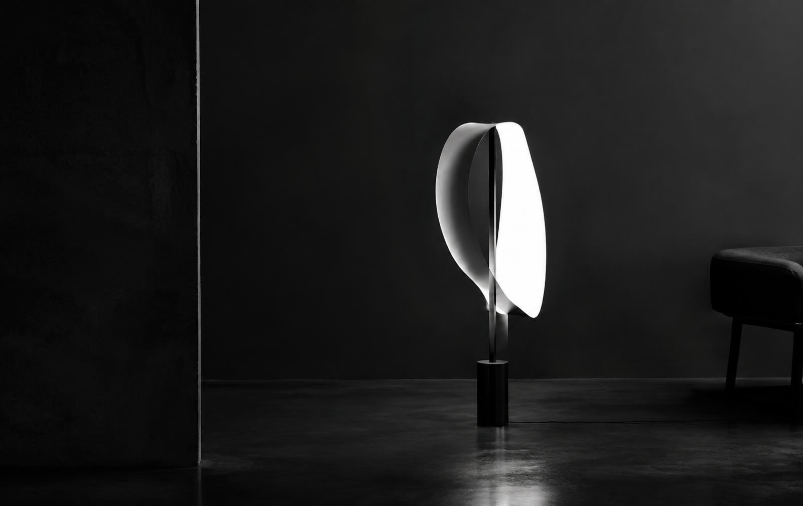 Mörk studio med designerlampa